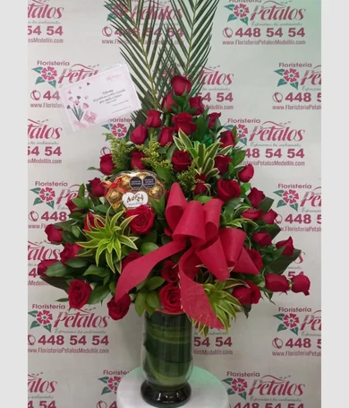011-Piramide de rosas con chocolates