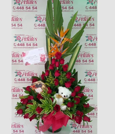 012-Piramide de rosas con peluche y chocolates