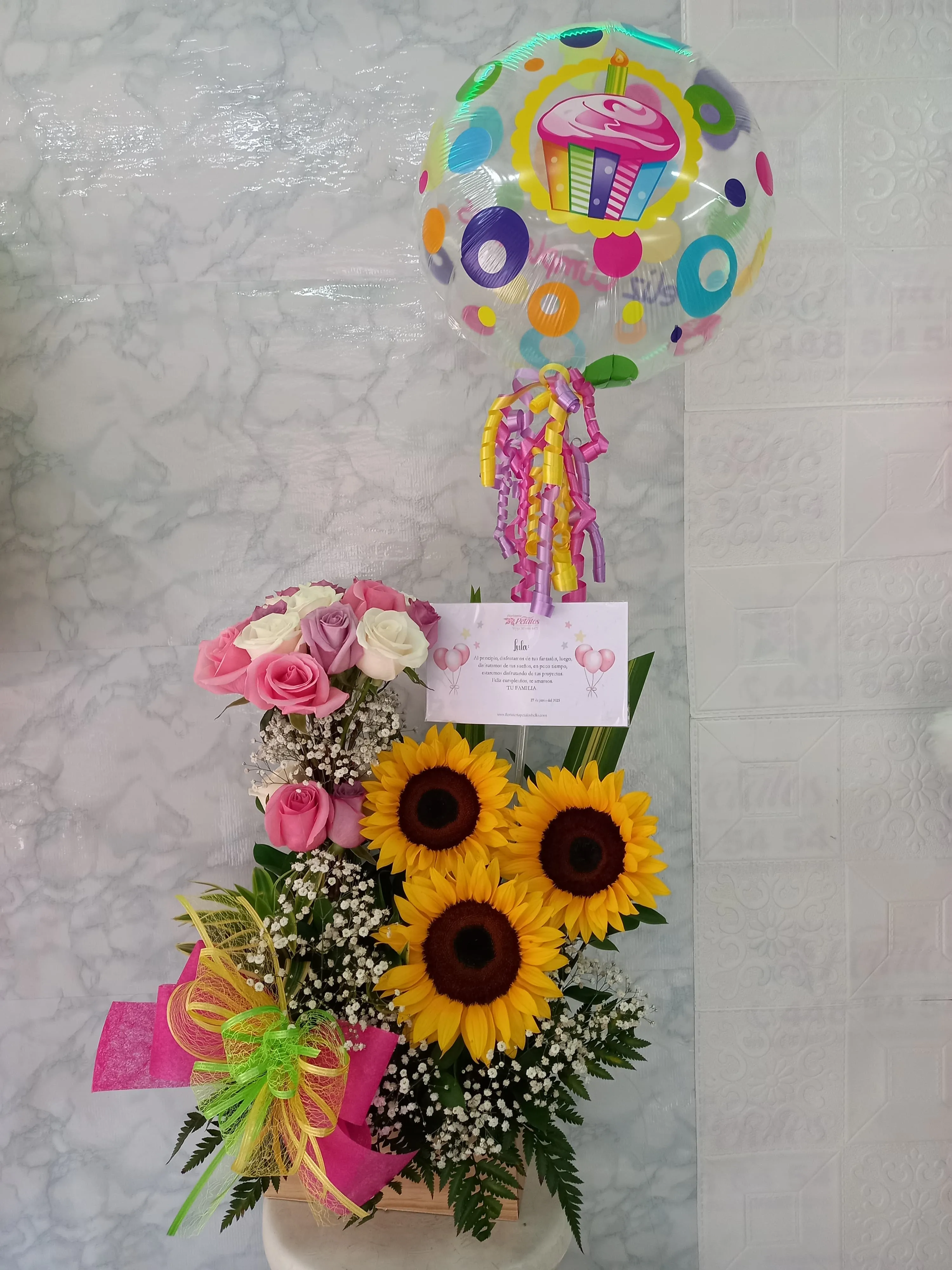 017-Caja de girasoles y rosas