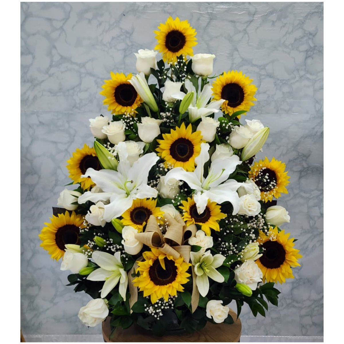 Funebre luxury de rosas lirios y girasoles