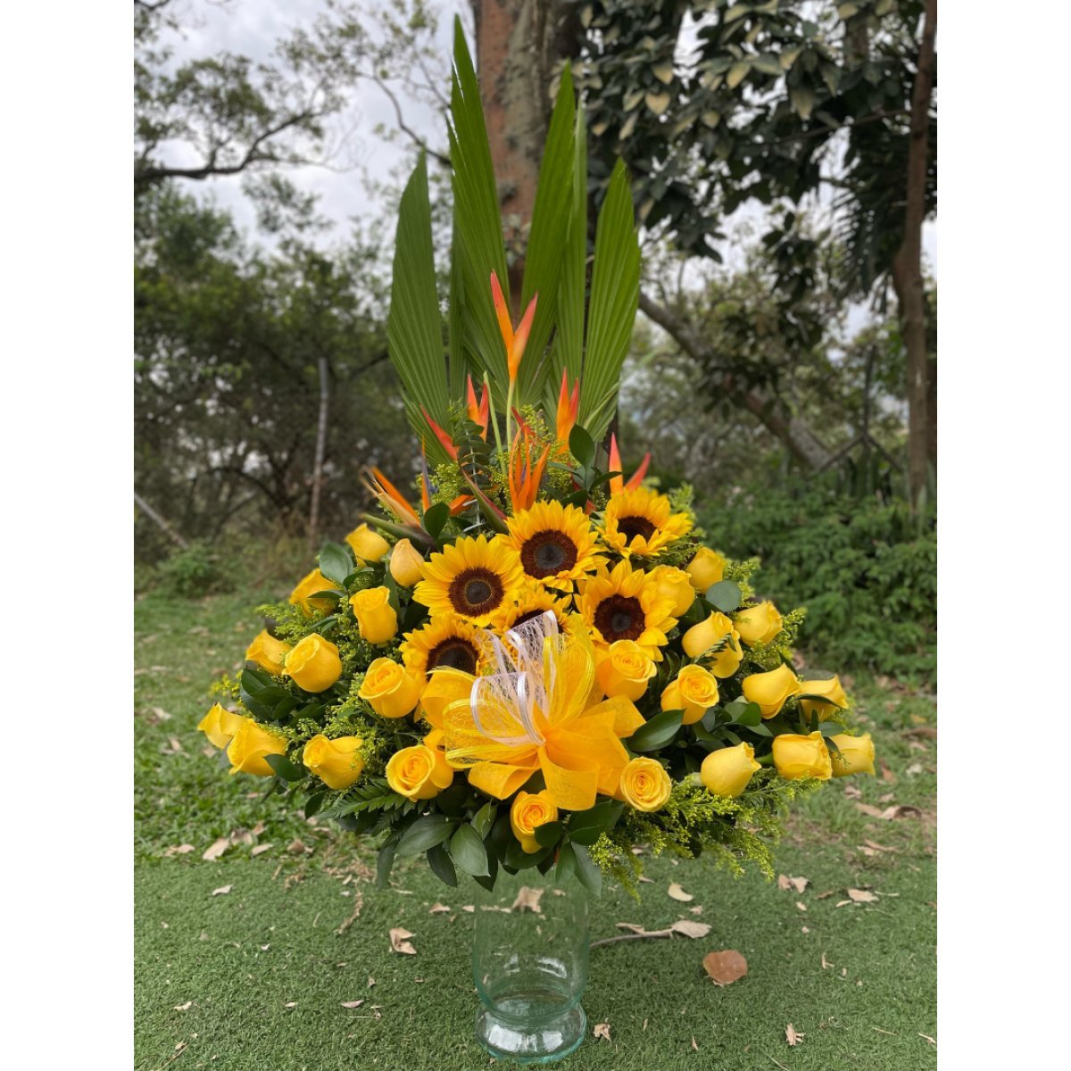 Pirámide exótica de rosas amarillas y girasoles