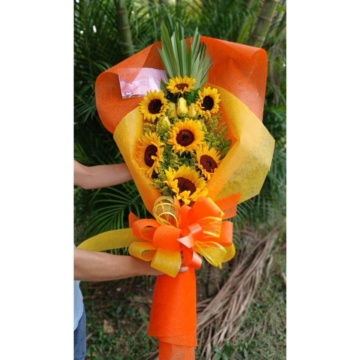Ramillete de girasoles y rosas amarilas