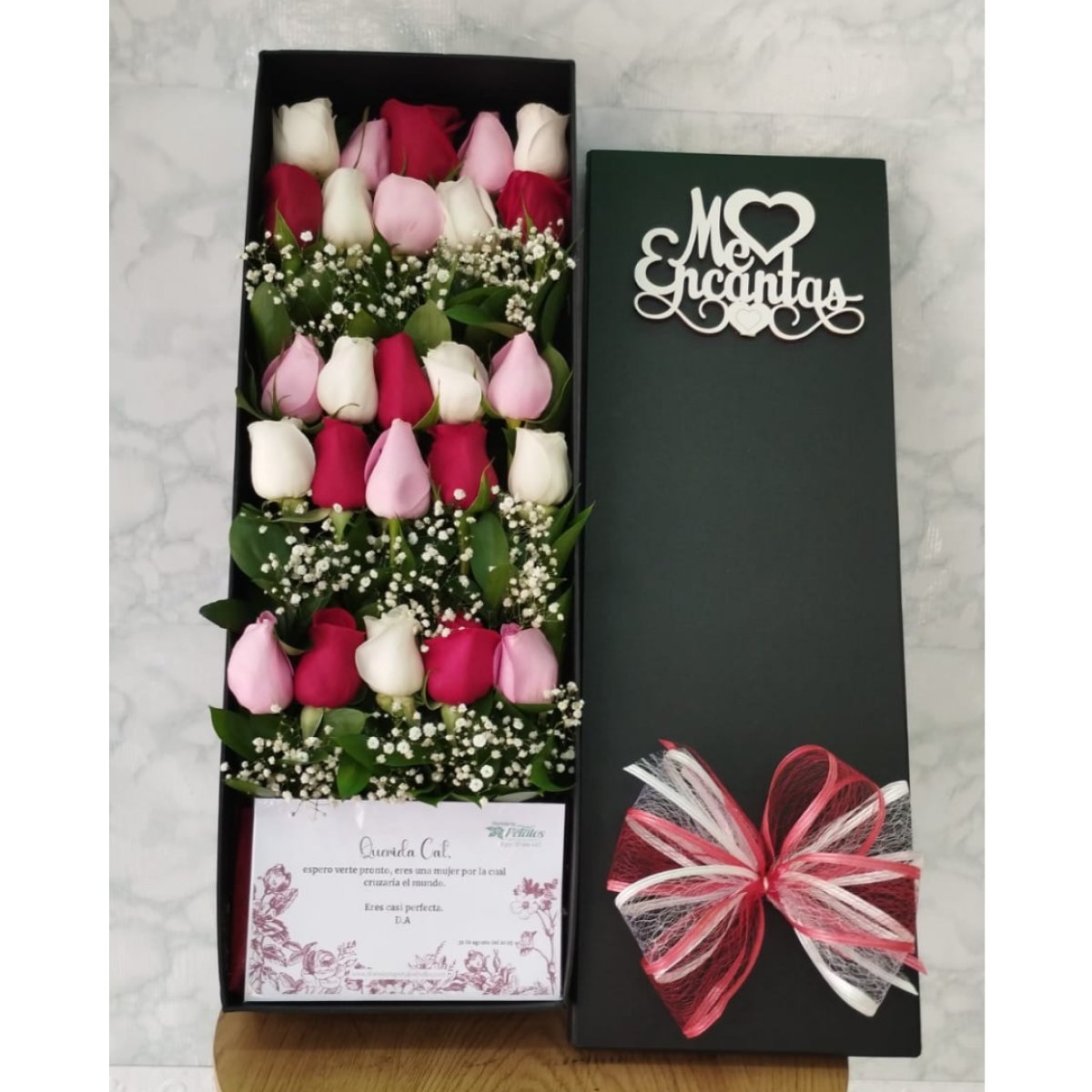 Caja de rosas en tonos pastel