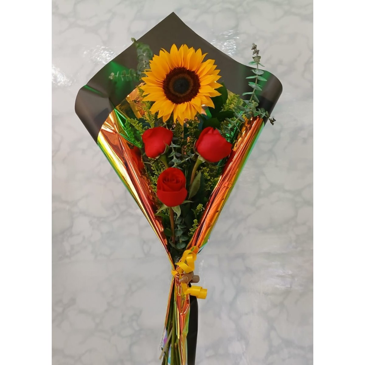 Ramillete de girasol y rosas pequeño