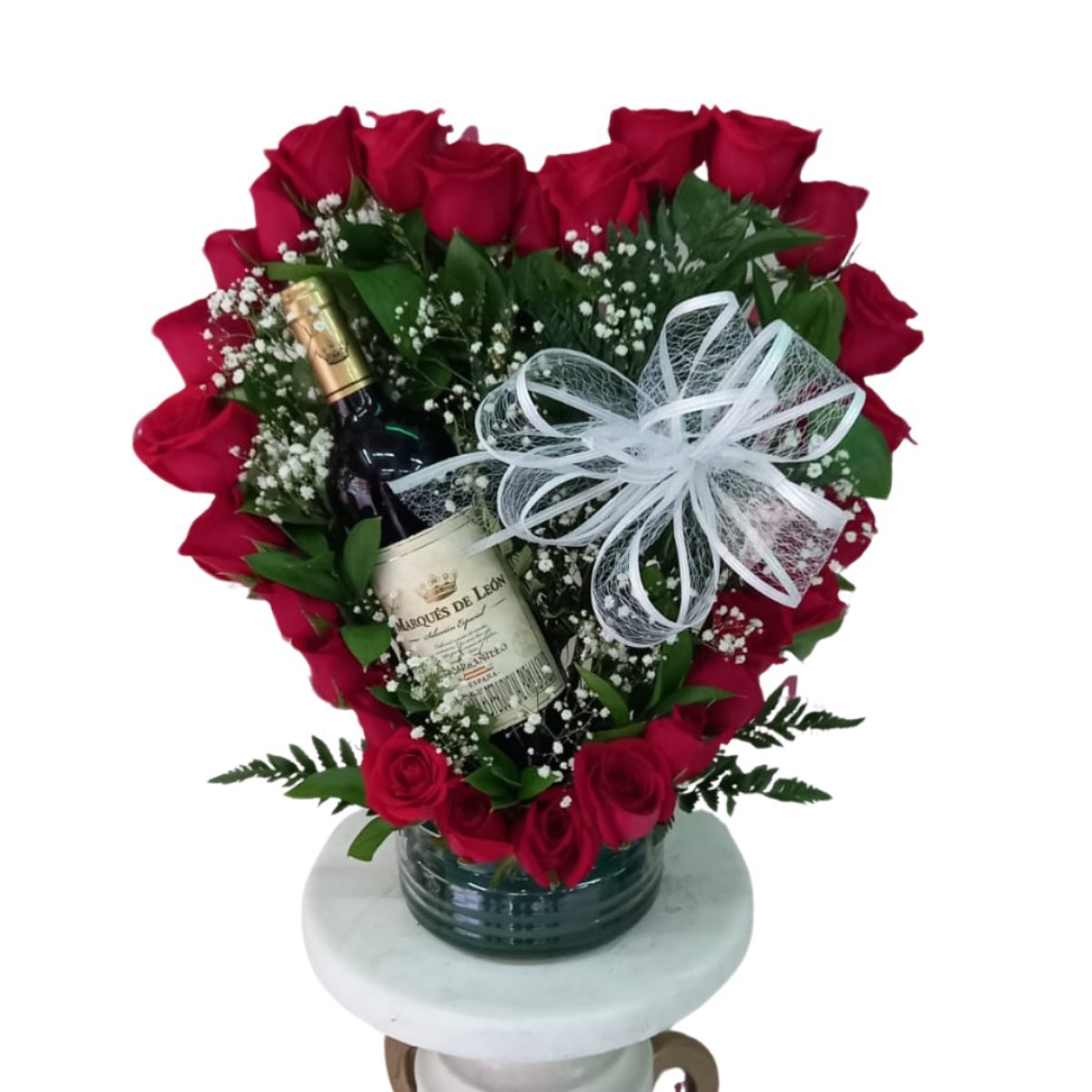 Corazón 3D de rosas rojas con vino