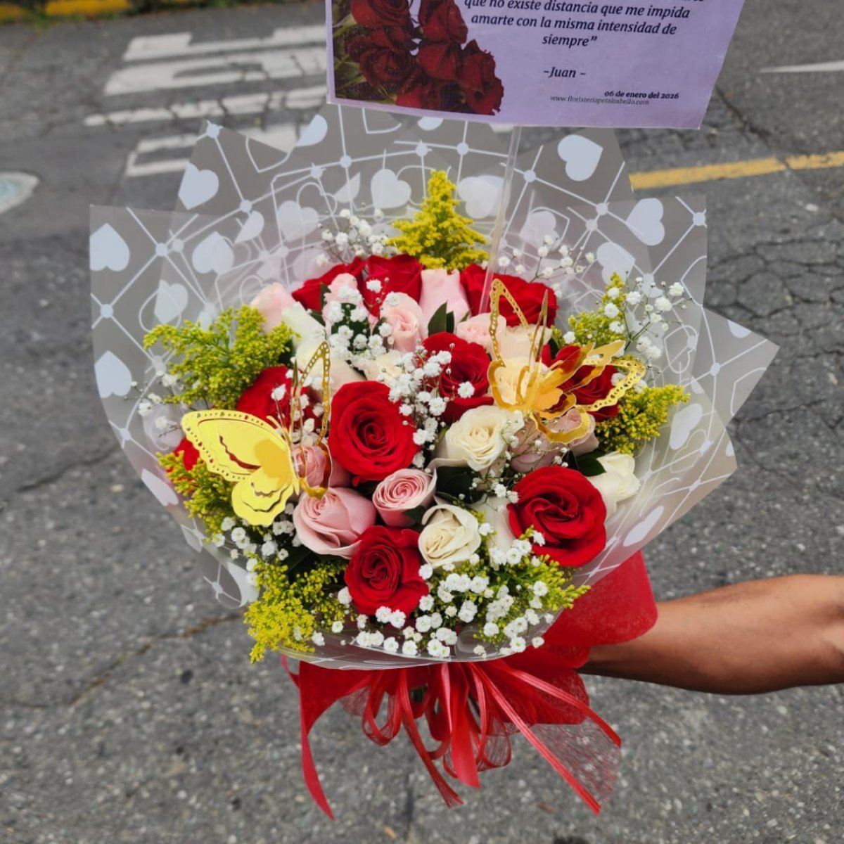 Bouquet de rosas tonos rojizos con mariposas