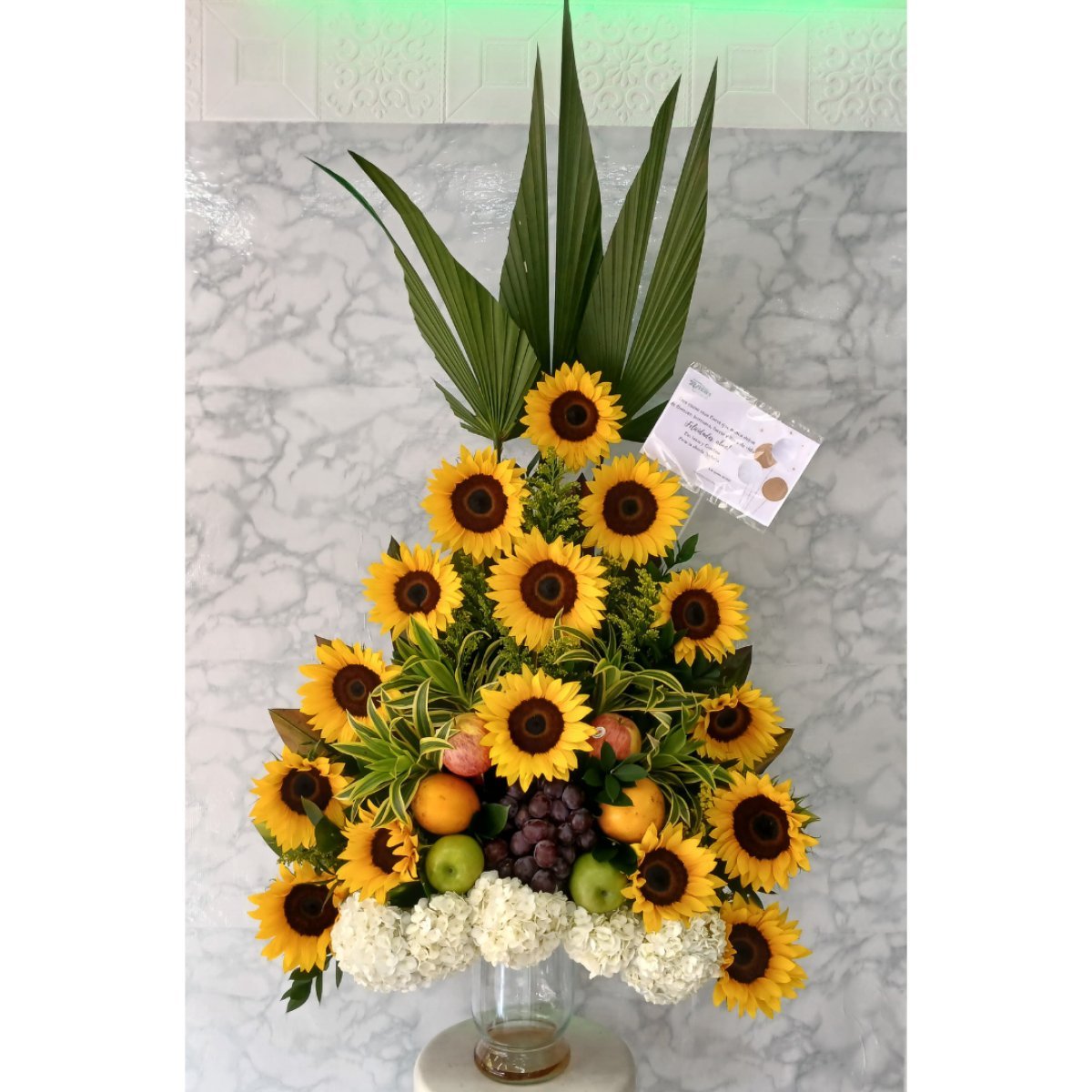 Pirámide de girasoles con variedad de frutas