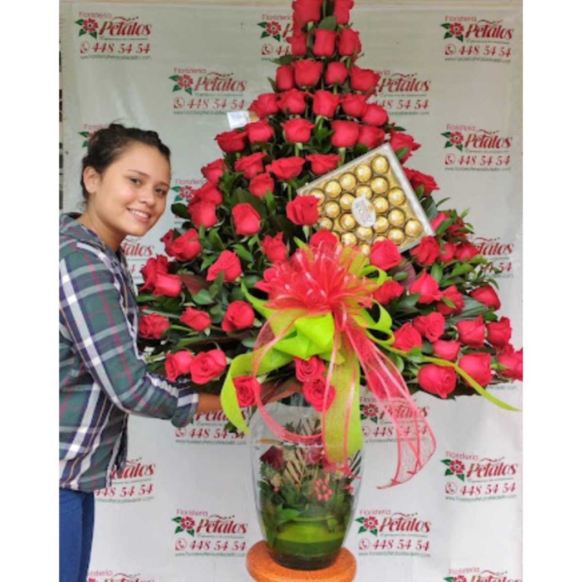 Pirámide de rosas gigante con Ferrero x24
