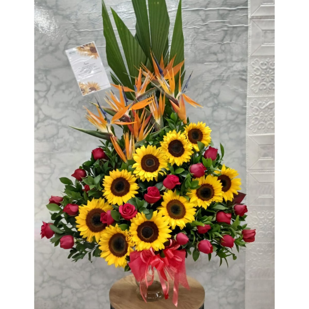 Pirámide exótica de rosas con líneas de girasoles